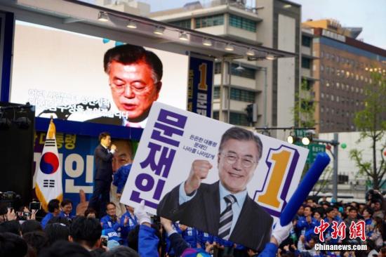 4月17日，韩国最大在野党共同民主党总统候选人文在寅（图中）在首尔光化门广场参加竞选造势活动。韩国第19届总统选举竞选活动当日正式启动，包括国会5大党派代表在内的15名候选人将在22天的法定竞选期间奔走全国各地展开“拉票大战”。 <a target='_blank' href='http://www.chinanews.com/'>中新社</a>记者 吴旭 摄