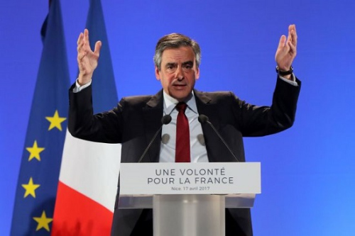 4月17日，在法国东南部城市尼斯，共和党总统候选人、前总理弗朗索瓦·菲永发表演讲。(新华社/法新) 