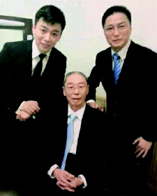 ▲谭家三代：谭元寿（中）、谭孝曾（右）、谭正岩（左）