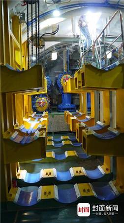 鱼雷舱。前面是鱼雷架，红色五星标识处是鱼雷发射管，右上角是进舱口。