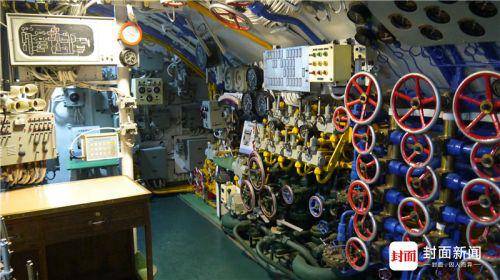 指挥舱里各种操作设备。