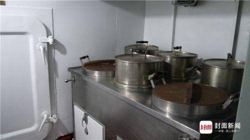 前辅机舱：厨房。