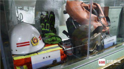 后辅机舱舱里展示有两套服装，一套防火服，一套潜水装具。