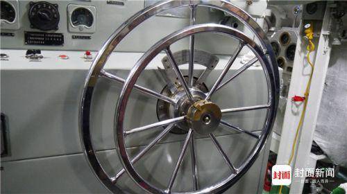 主机舱 ：通过这两个舵轮来实现潜艇前进或后退。