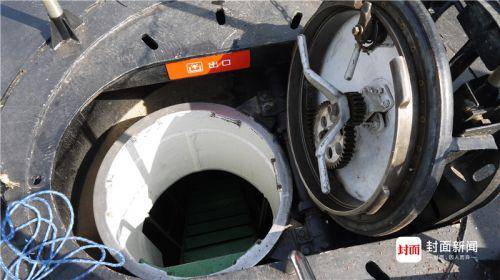 从尾舱出潜艇。