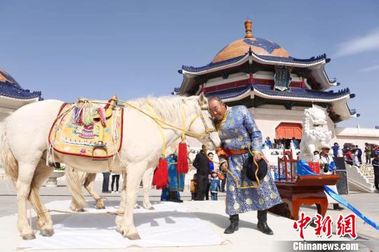 成吉思汗陵举行查干苏鲁克大典中外近十万民众参与