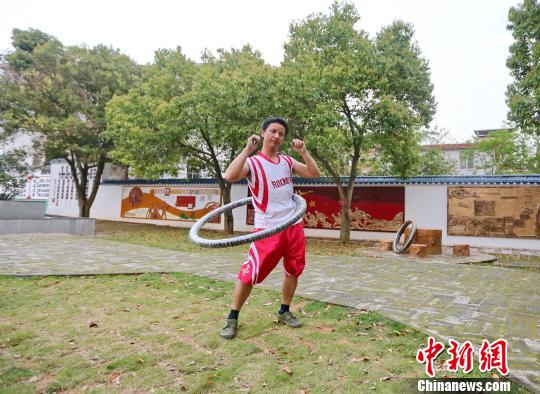 “健身奇人”三年转起53斤呼啦圈山乡农民追梦吉尼斯