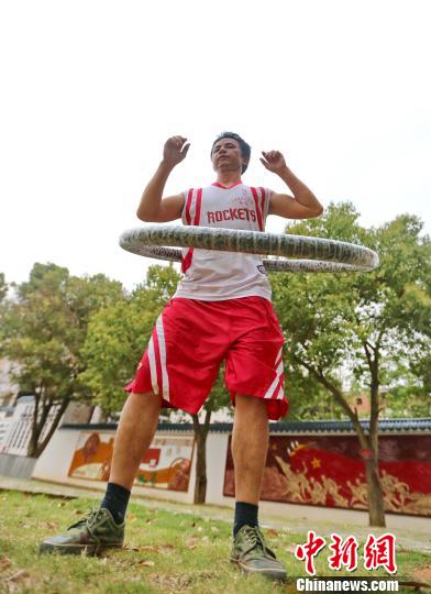 图为转动40斤重呼啦圈举重若轻?！』扑?摄