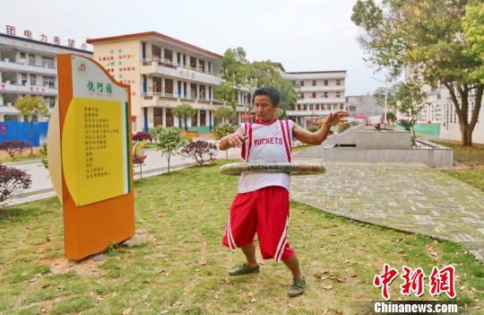 图为转动53斤重呼啦圈?！』扑?摄