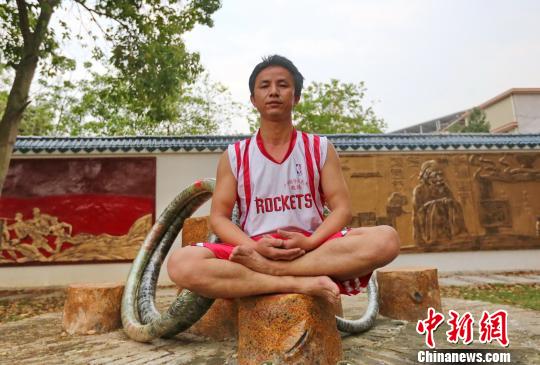 图为打坐休息调整。　黄水林 摄