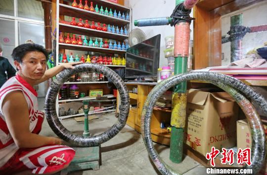 图为称重63斤呼啦圈?！』扑?摄