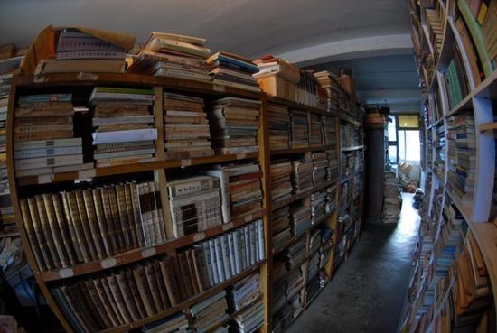 退休教授专门租房存书 为买一本古籍花光几年工资