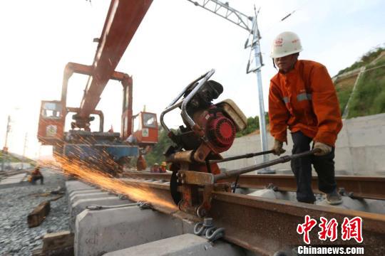 图为铁路工人在现场施工。　张学东 摄