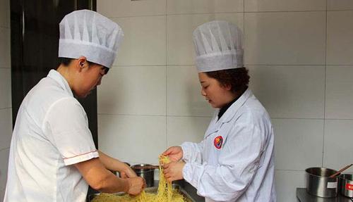 李华(右) 资料图