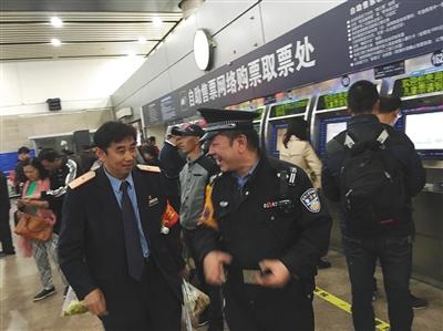　北京西站北广场，执勤民警和站内工作人员在巡视。
