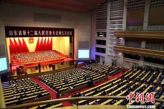 山东省第十二届人民代表大会第七次会议完成各项议程后26日闭幕，刘家义当选山东省人民代表大会常务委员会主任，龚正当选山东省人民政府省长?！±钚?摄