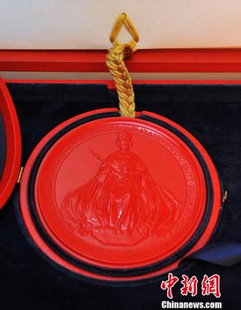 当地时间4月21日，英国女王官方同意威廉王子迎娶凯特-米德尔顿的官方文书发布。这份由女王亲笔签署、用花体字誊抄的详尽准许通告，正式宣布同意“我们最为至爱的皇孙威尔士王子、嘉德骑士威廉-亚瑟-菲利普-路易斯，和我们信任的深受喜爱的凯瑟琳-伊丽莎白-米德尔顿结为连理”。