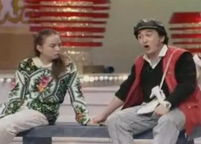 男孩用胶水把手与网恋女友粘到一起 挑衅女方父母