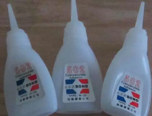 男孩用胶水把手与网恋女友粘到一起 挑衅女方父母