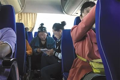 　旅游大巴驶上高速后，导游(右二)对游客收取其他项目的费用。