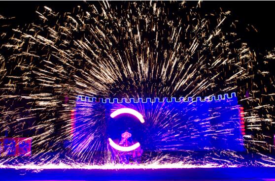 民俗表演“长城打铁花”