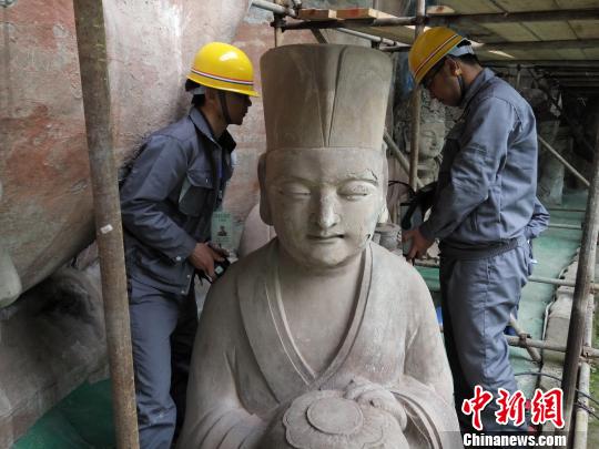 图为文物修复工作人员正在对大足石刻卧佛进行前期治水工程和三维测绘?！〈笞闶萄芯吭?摄