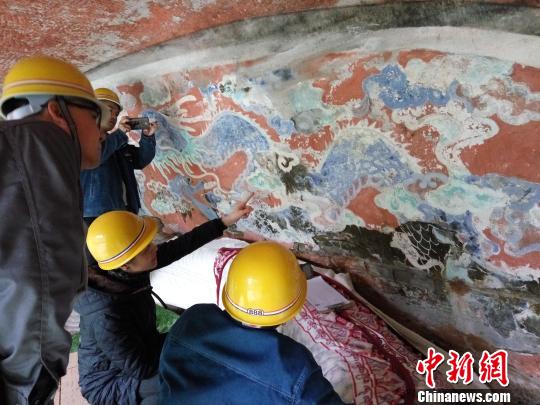 图为文物修复工作人员正在对大足石刻卧佛进行前期治水工程和三维测绘。　大足石刻研究院　摄