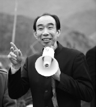 ▲中国光彩事业理事、北京中和珍贝科技有限公司董事长邱淦清在现场介绍情况。