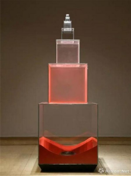 汤杰 | 红尘沙子、玻璃、电子组件 | 160×58×58cm | 2015年