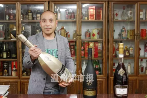 男子30年间收藏上千瓶酒 最贵的一瓶能买一套房