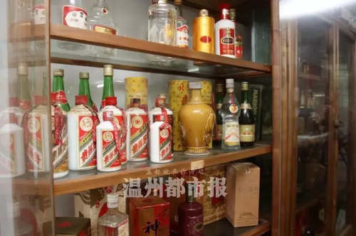 男子30年间收藏上千瓶酒 最贵的一瓶能买一套房
