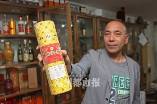 男子30年间收藏上千瓶酒 最贵的一瓶能买一套房
