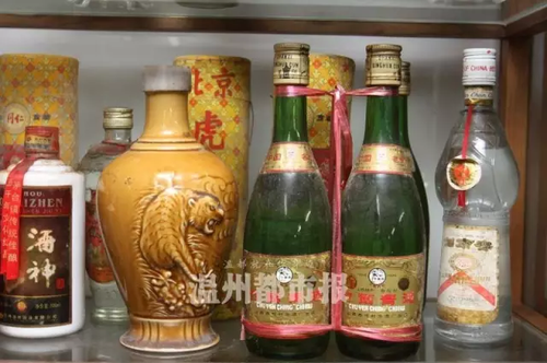 男子30年间收藏上千瓶酒 最贵的一瓶能买一套房