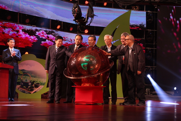 1、4月28日，第25届信阳茶文化节于信阳百花之声大剧院隆重开幕。河南省副省长王铁（左一）主持启动仪式。王勇生 摄影