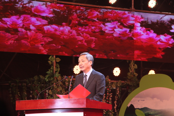 3、信阳市市长尚朝阳主持第25届信阳茶文化节开幕式。 王勇生  摄影