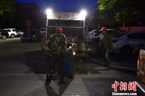 凌晨正在工作的垃圾清运工老赵(左)和老王(右) <a target='_blank' href='http://www.chinanews.com/' >中新网</a>记者 金硕 摄
