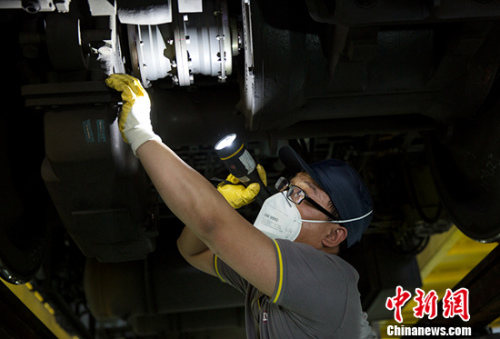 凌晨正在检修地铁的90后小伙党金贝。<a target='_blank' href='http://www.chinanews.com/' >中新网</a>记者 翟璐 摄