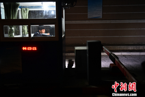 凌晨四点多正在值班的停车场收费员小闫。<a target='_blank' href='http://www.chinanews.com/' >中新网</a>记者 金硕 摄