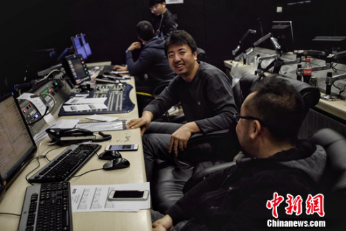 凌晨正在工作的电视台导播姚书博。<a target='_blank' href='http://www.chinanews.com/' >中新网</a>记者 李霈韵 摄