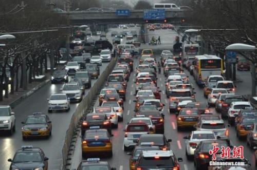 资料图：图为北京晚高峰的拥堵长龙。<a target='_blank' href='http://www.chinanews.com/' >中新网</a>记者 金硕 摄