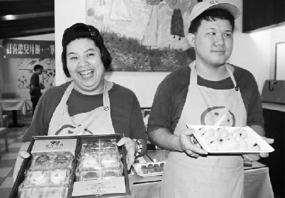 社会企业的存在，旨在在公益组织和政府福利之外，以企业的运营模式解决社会问题。图为台湾社会企业“喜憨儿”的残障员工推销自己的产品。