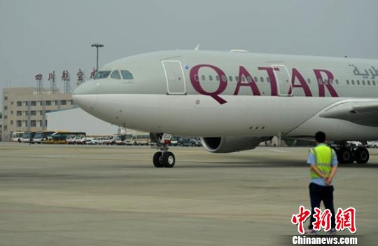 丹麦首相拉斯穆森乘专机抵达成都?！×踔铱?摄