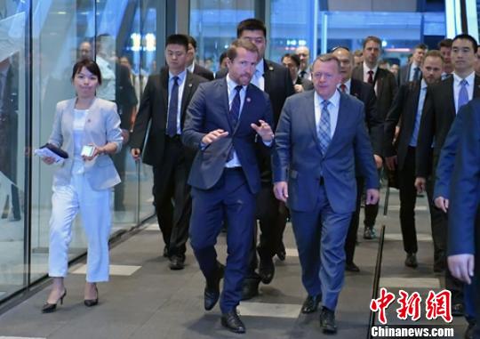 丹麦首相拉斯穆森夜逛成都春熙路太古里?！×踔铱?摄
