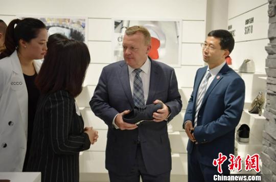 丹麦首相拉斯穆森在成都太古里丹麦零售品牌店了解情况?！×踔铱?摄