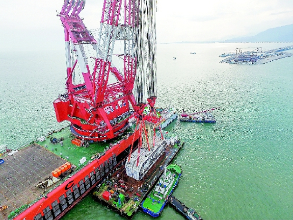 5月2日，“振华30”起重船吊起重约6000吨的最终接头，准备放到预定位置。  新华社记者  刘大伟  摄