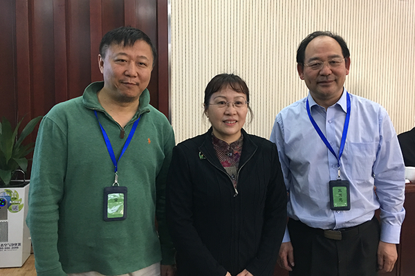 甄贞与第22期无党派人士理论研究班部分学员合影