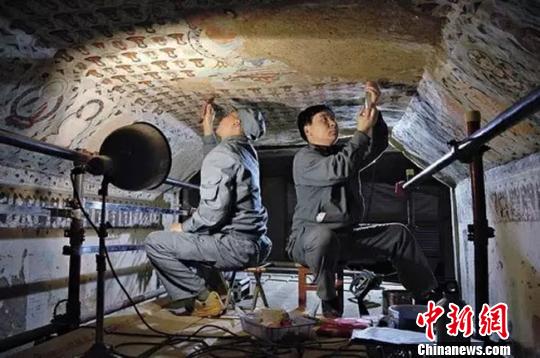 图为敦煌守护者在修复壁画。敦煌研究院供图 摄