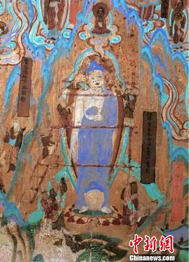 图为莫高窟72窟壁画工匠安装佛头(五代)。敦煌研究院供图 摄