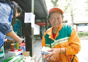 “共享冰箱”运行一个月 1325人领取 少数人有浪费