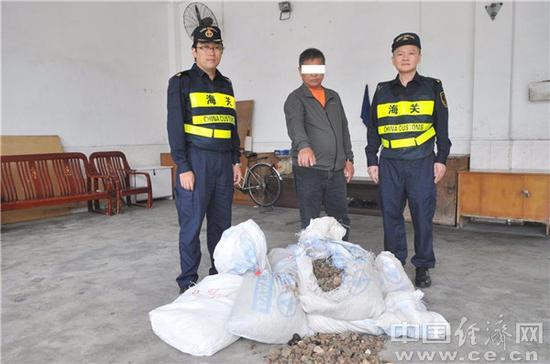 图为深圳文锦渡海关关员查获的走私琥珀原石案件。魏百臻摄